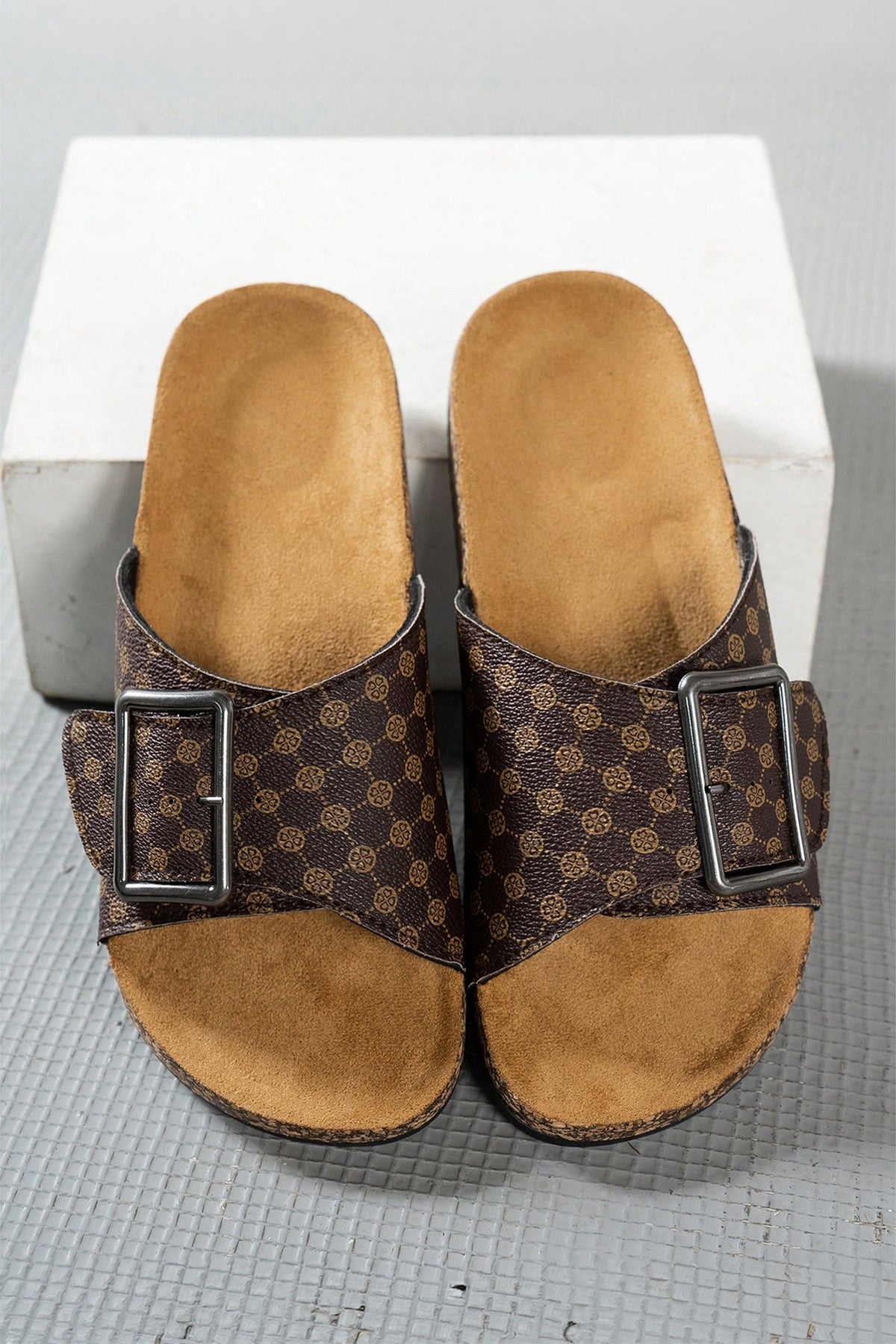 Coffee Retro Geometric Print Buckle Strap Flat Slippers